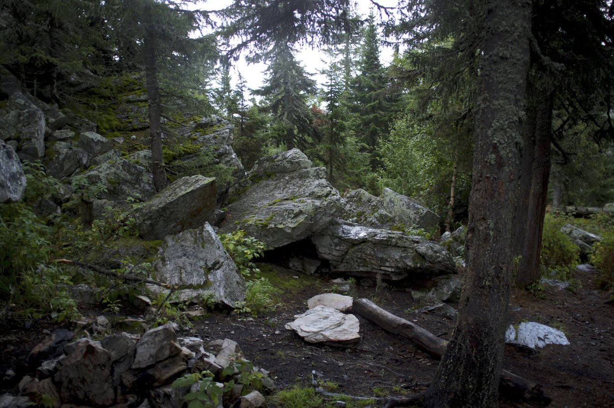 Уральские камни в лесу