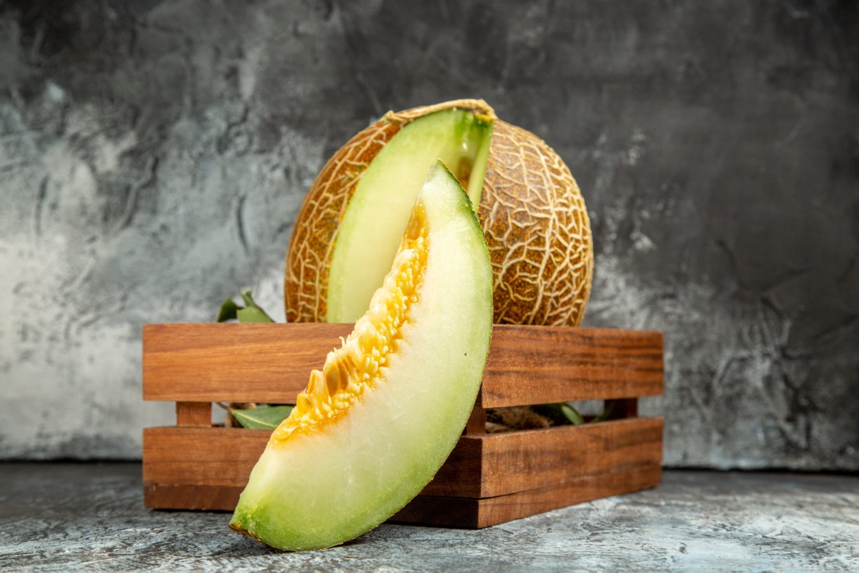 На сером фоне дыня