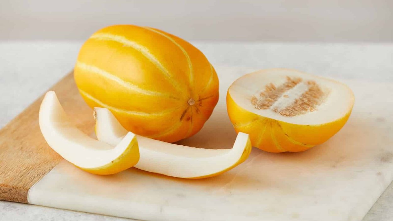 Желтая дыня с бело оранжевой мякотью