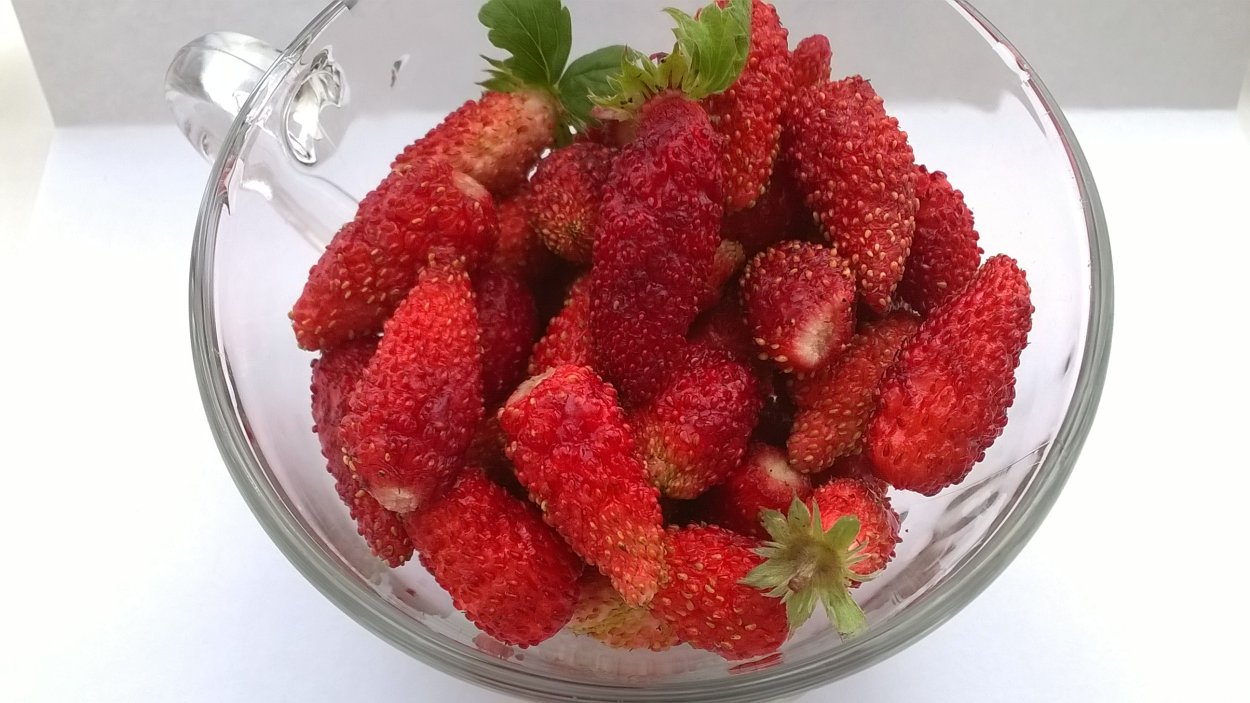 Малина и клубника рядом