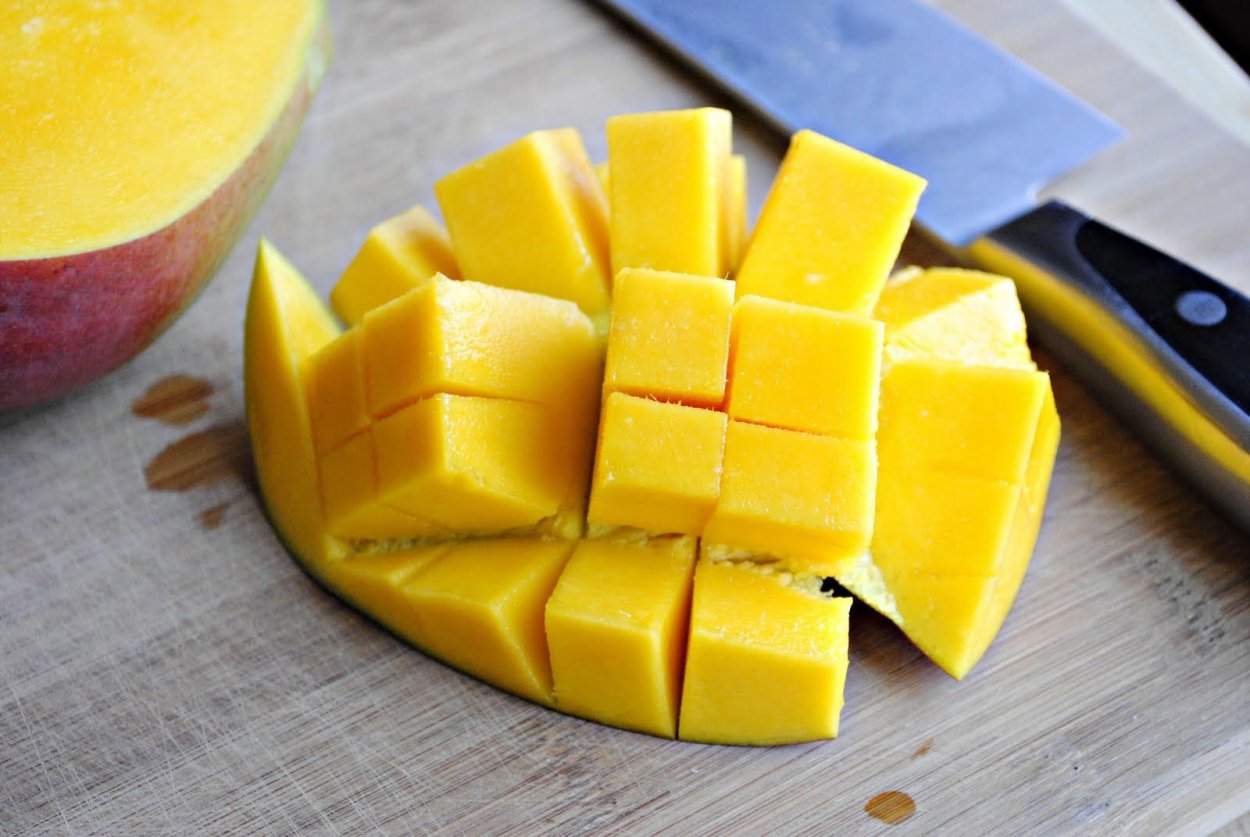 Манго нарезанное кубиками