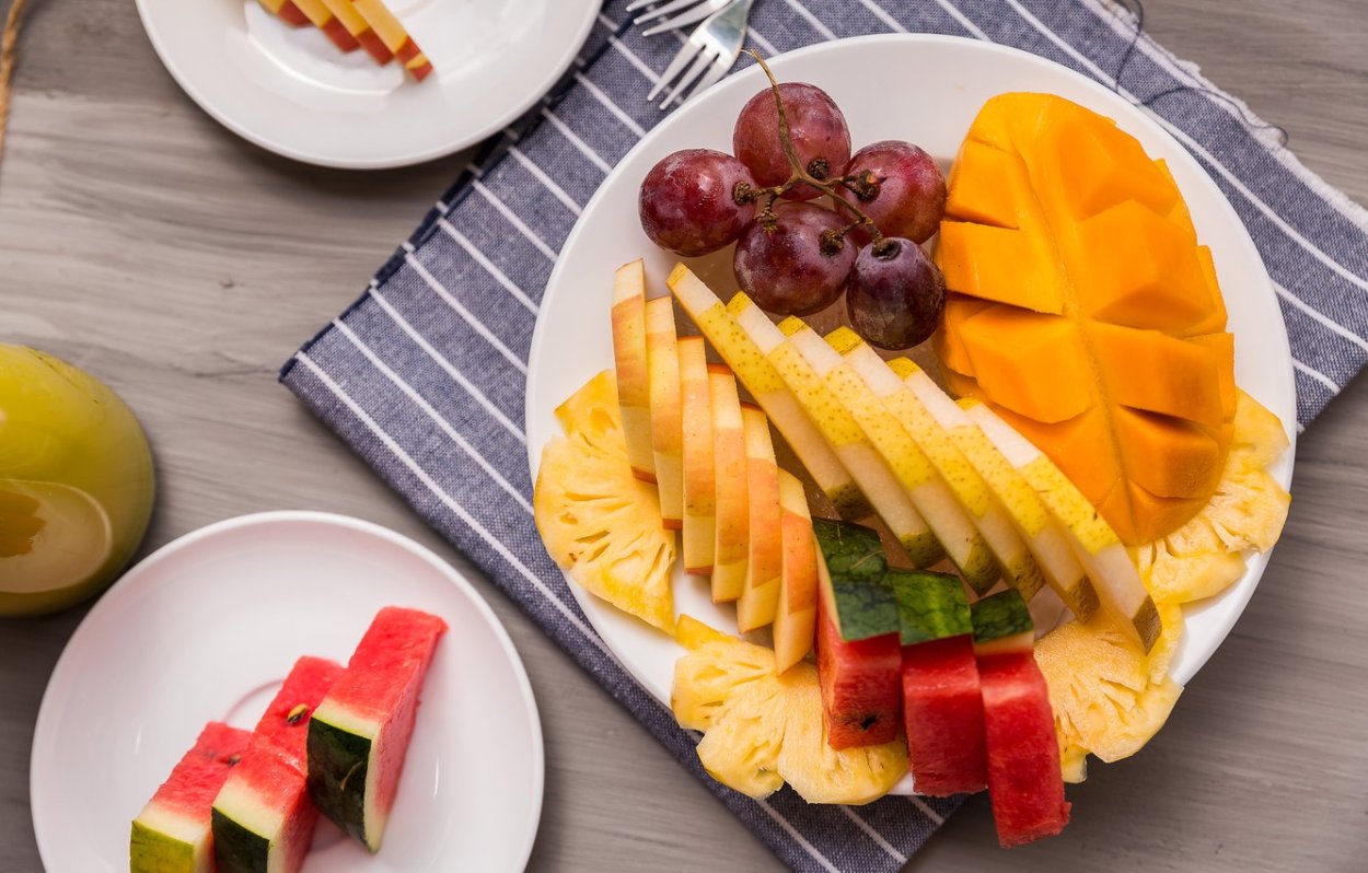 Фруктовая тарелка с манго