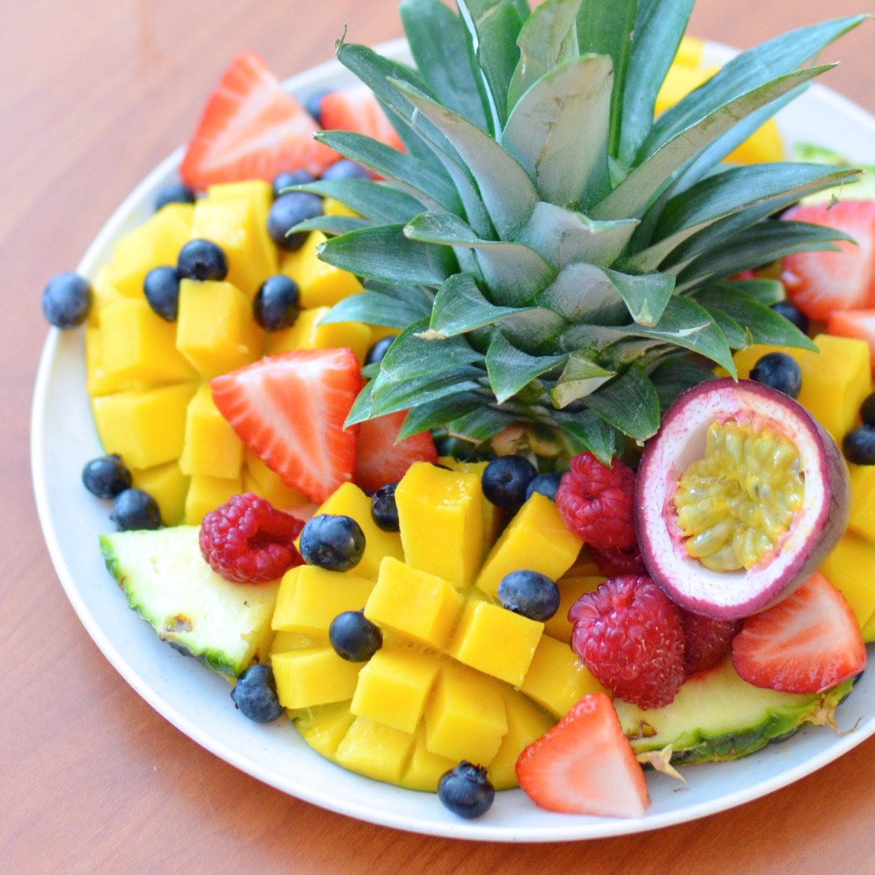 Фруктовая тарелка с ананасом