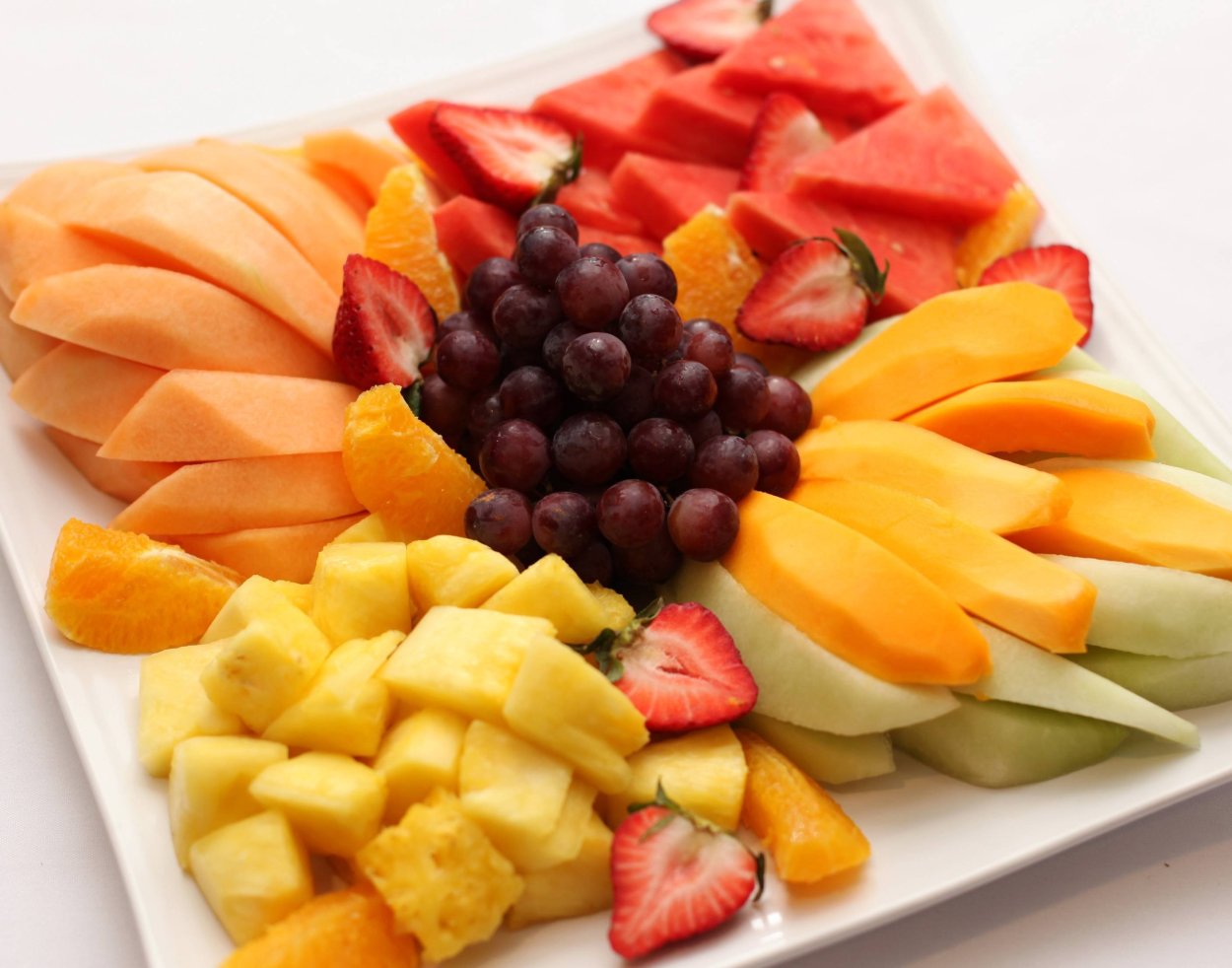 Нарезанные фрукты на тарелке