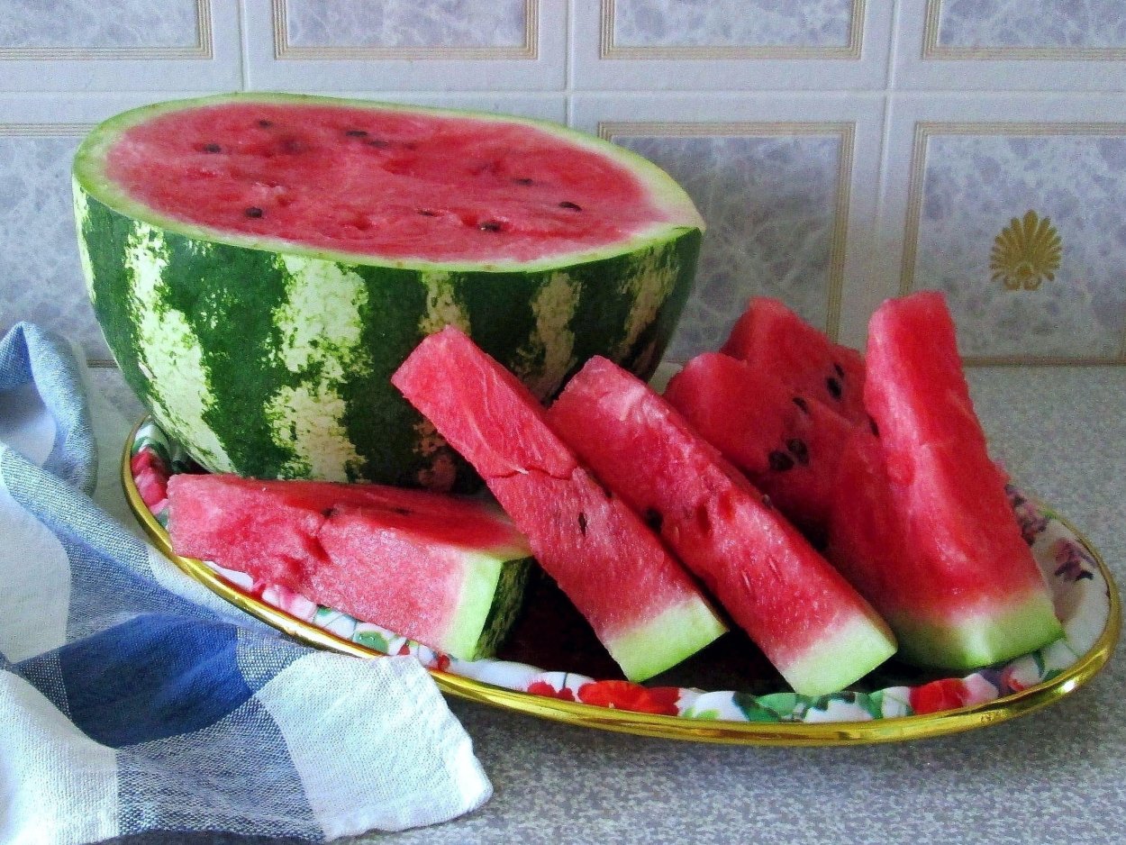 Арбуз на столе
