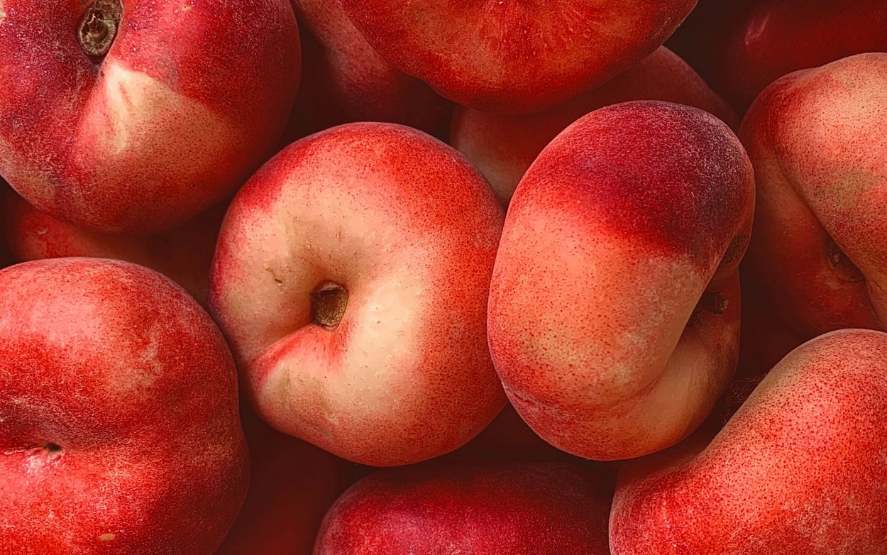 Большие персики