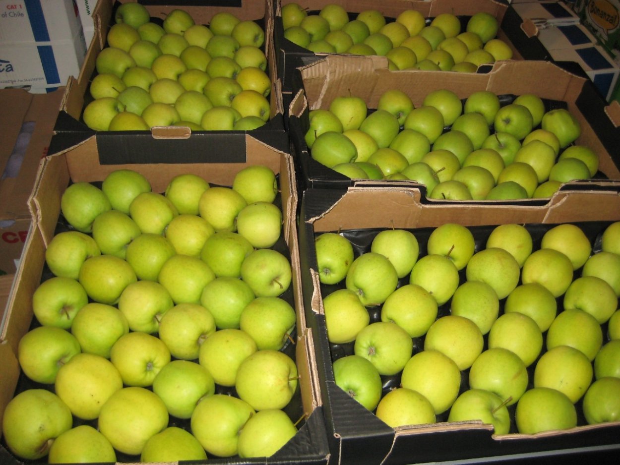 Яблоки Голден в коробке