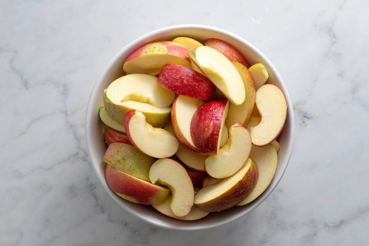 В кастрюле яблоки нарезать слайсами