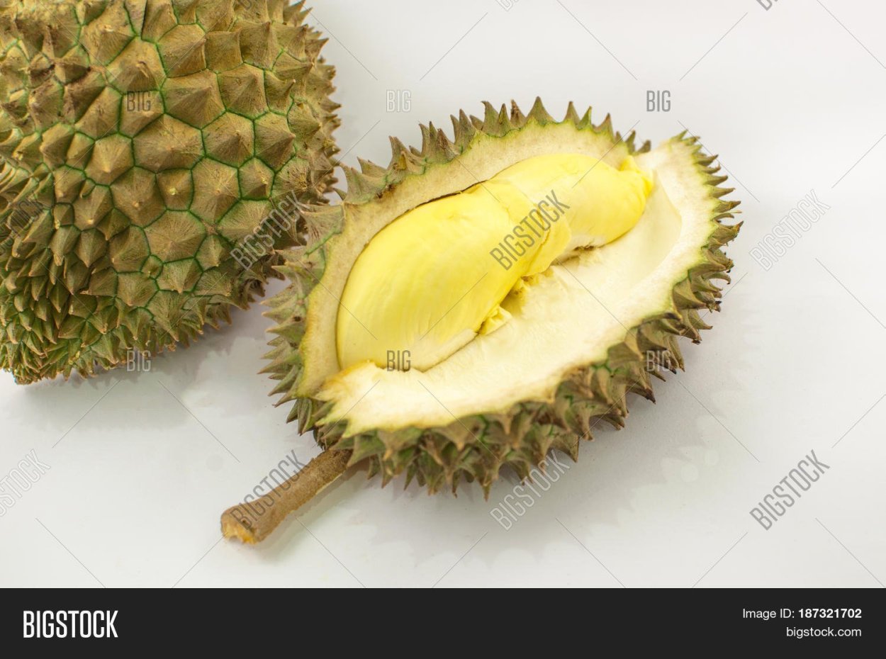 Сладкий мягкий фрукт в зеленой шкурке в Израиле