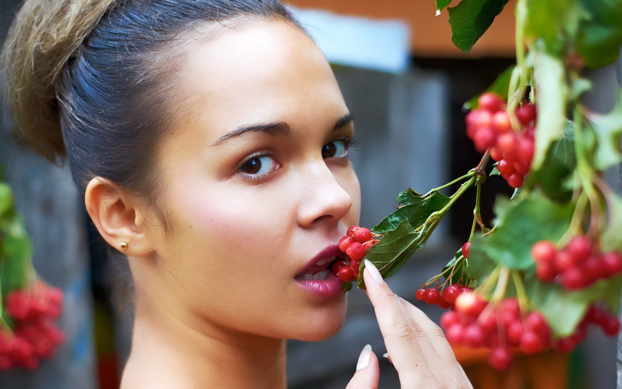 Девушка с черешней