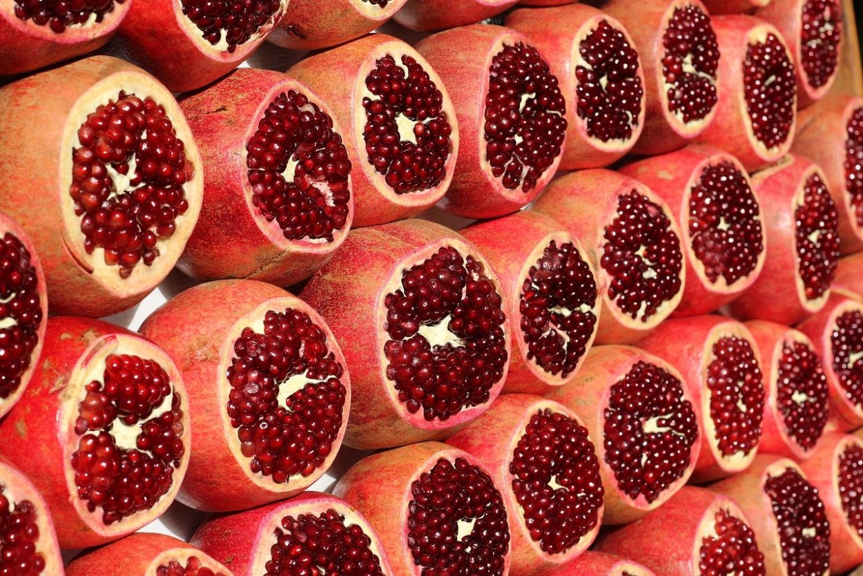 Разрез граната фрукта