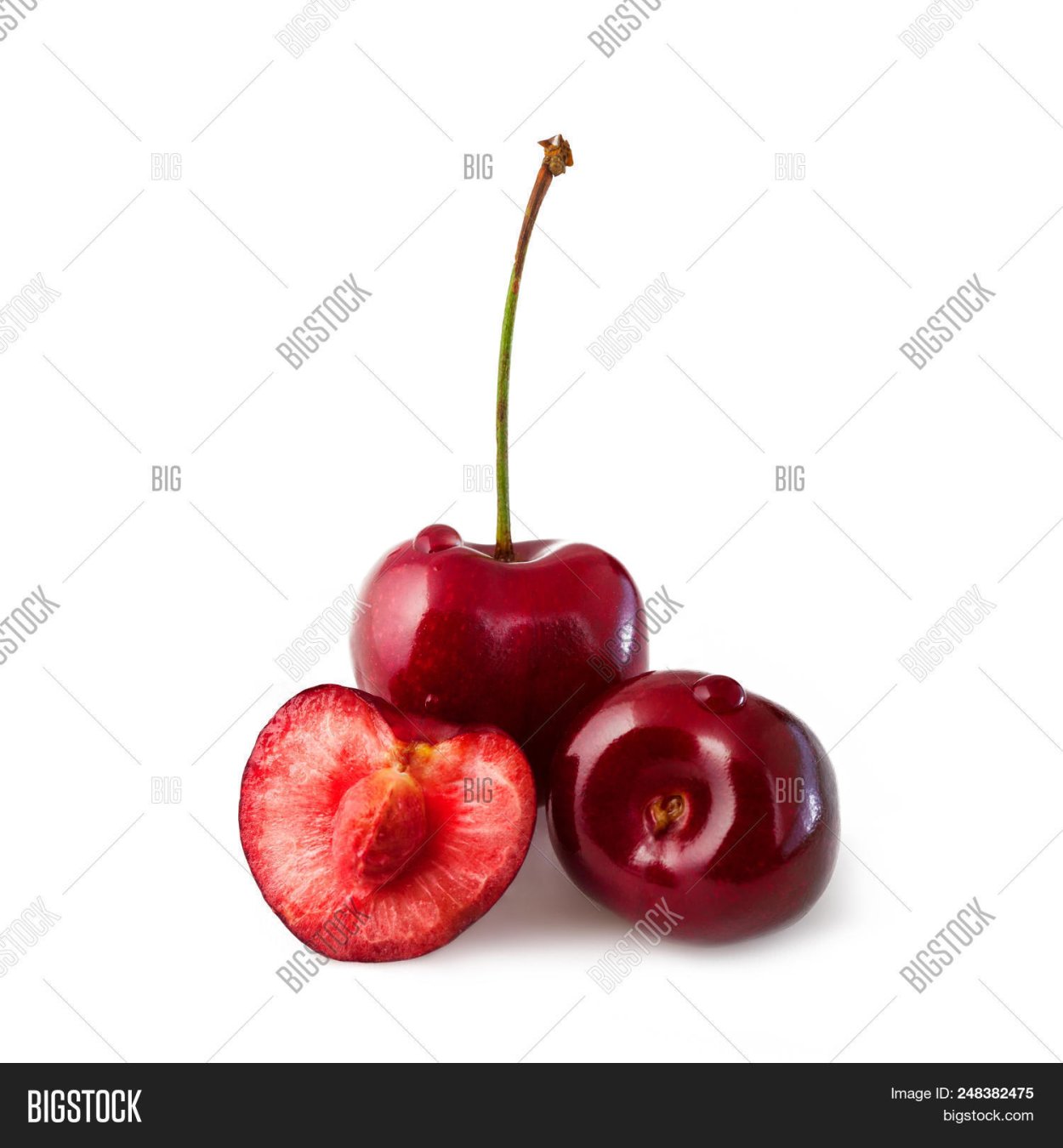 Вишня разрезанная