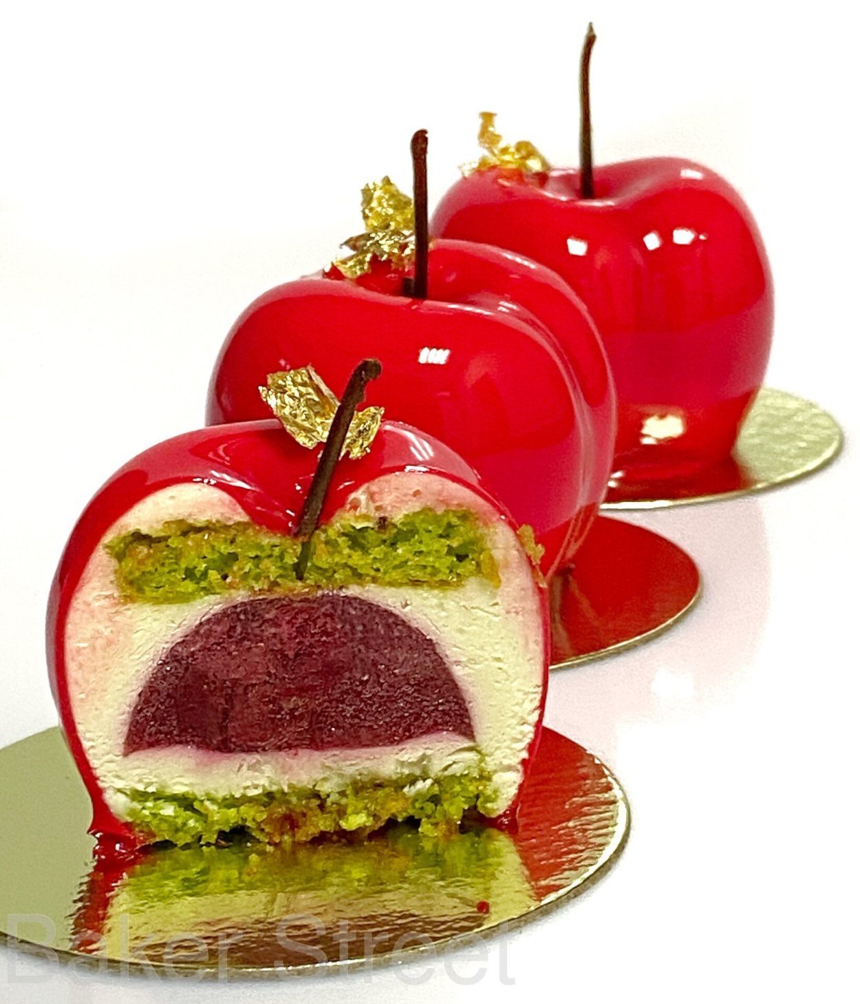 Муссовое пирожное вишня