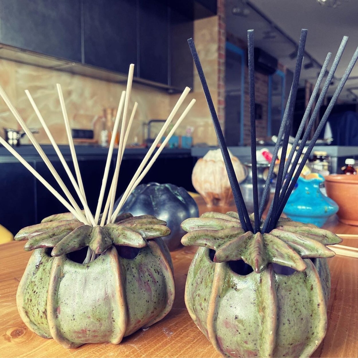 Коробочки мака в вазе