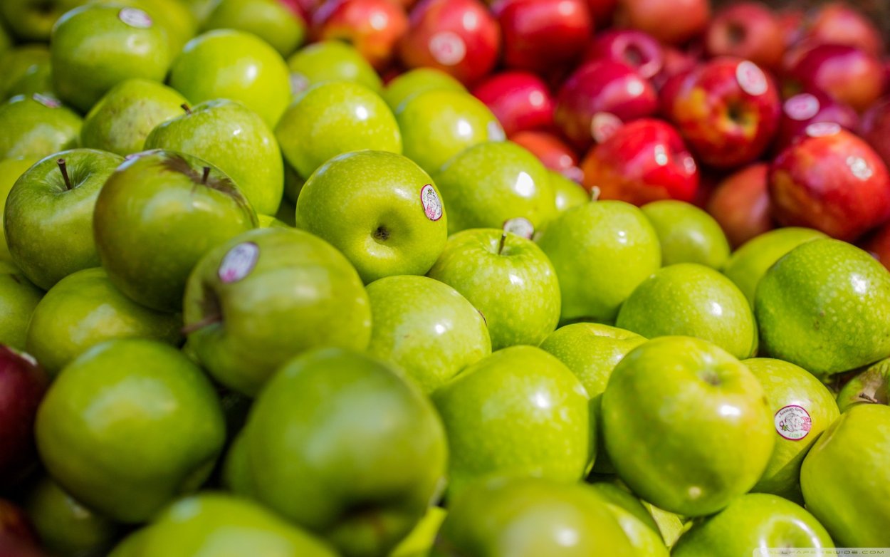 Красное и зеленое яблоко