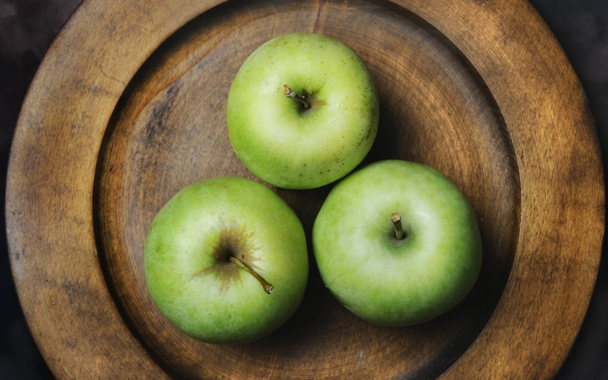 Тарелка с зелеными яблоками