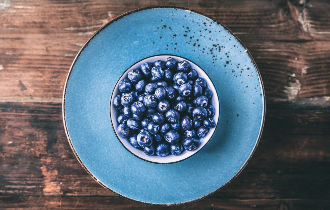 Голубика в тарелке