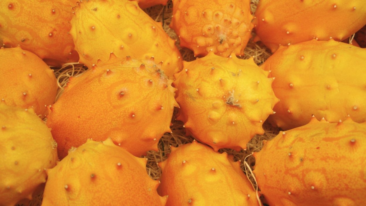 Оранжевый фрукт с шипами