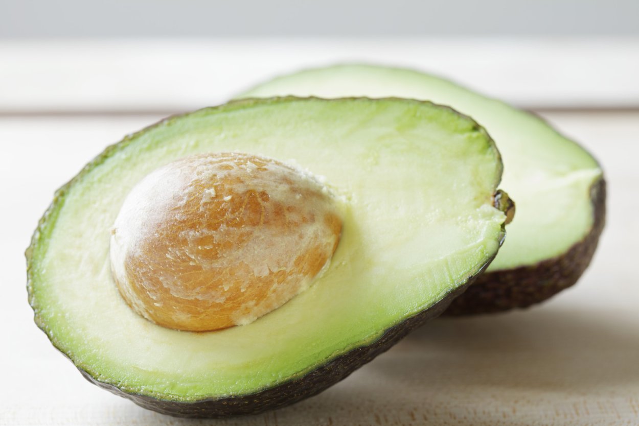 Гладкий неспелый авокадо
