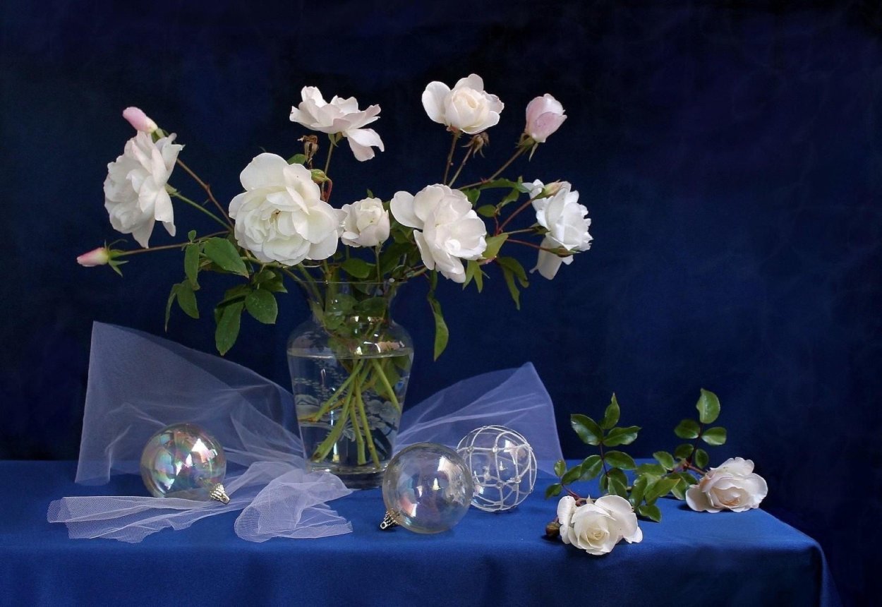 Букеты в вазе темные цветы