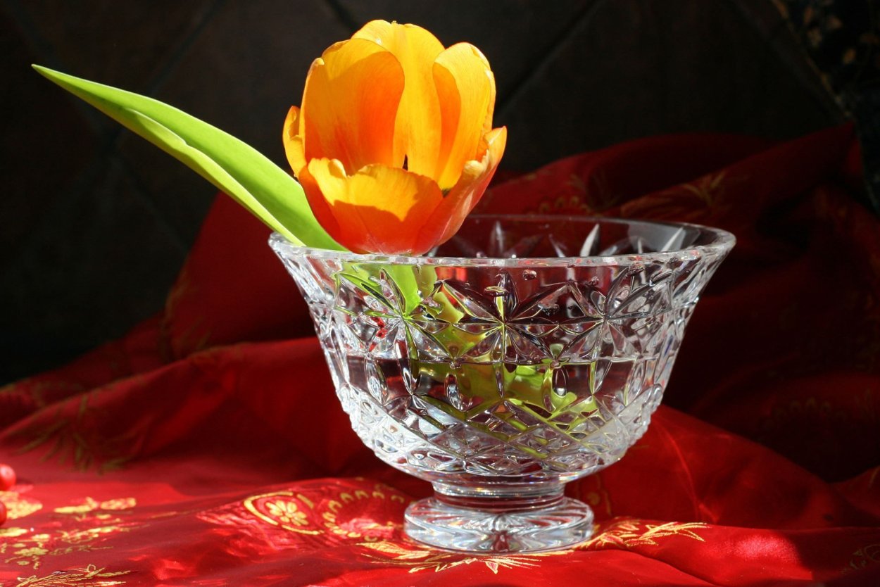 Натюрморт с хрустальной вазой