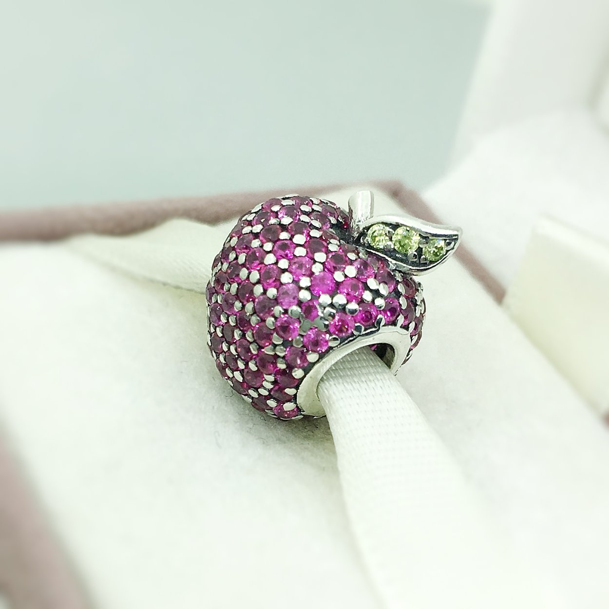 Шарм Пандора яблоко красное