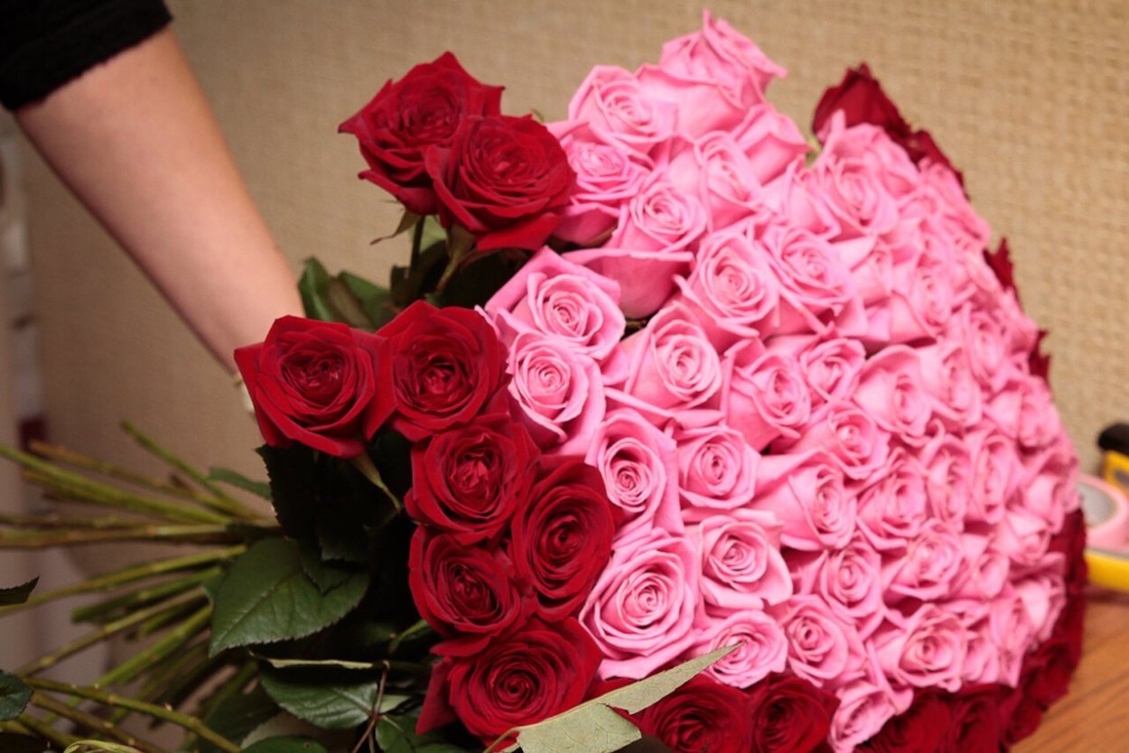 Роскошный букет цветов в руках