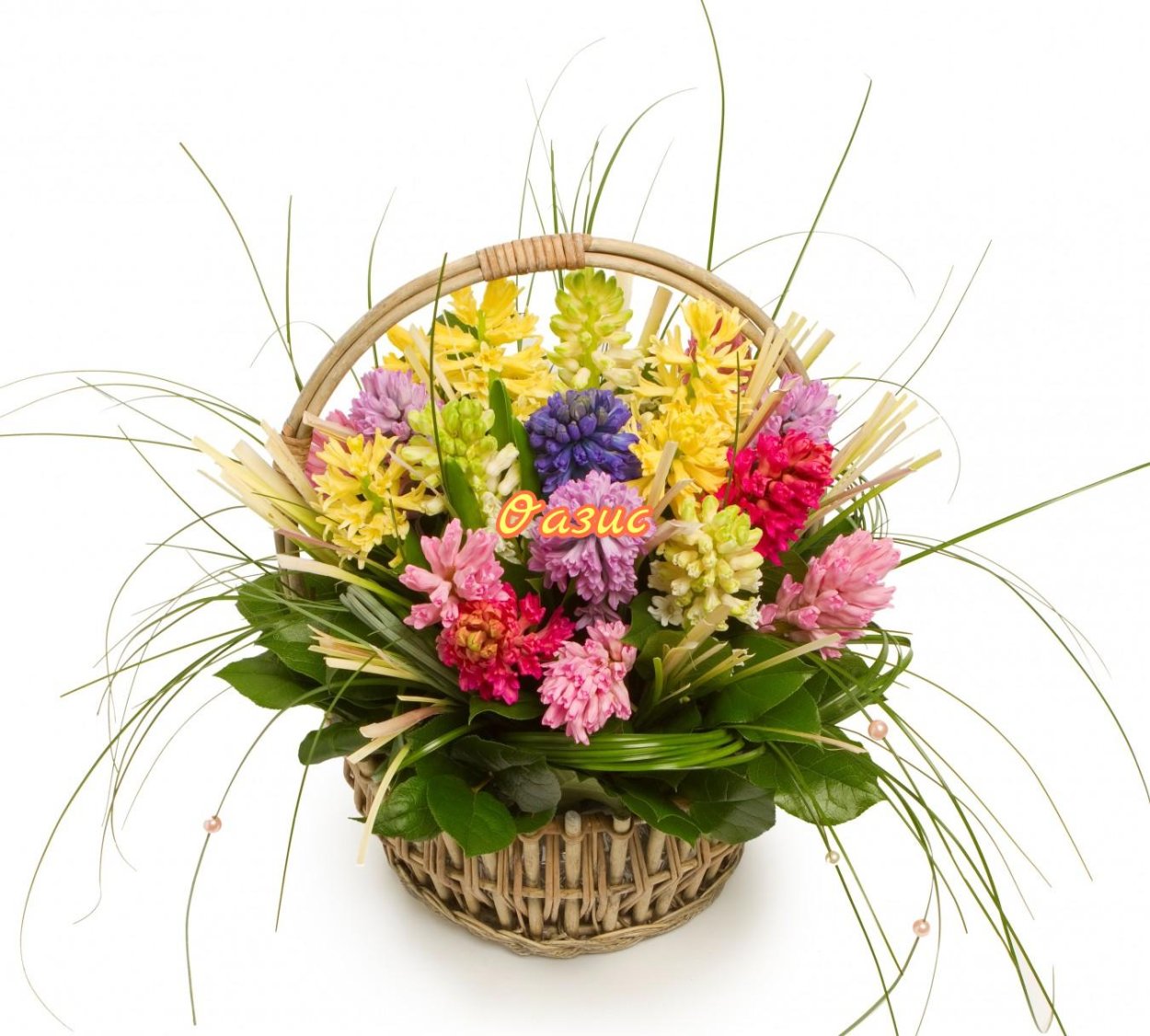 Композиция в корзине из живых цветов