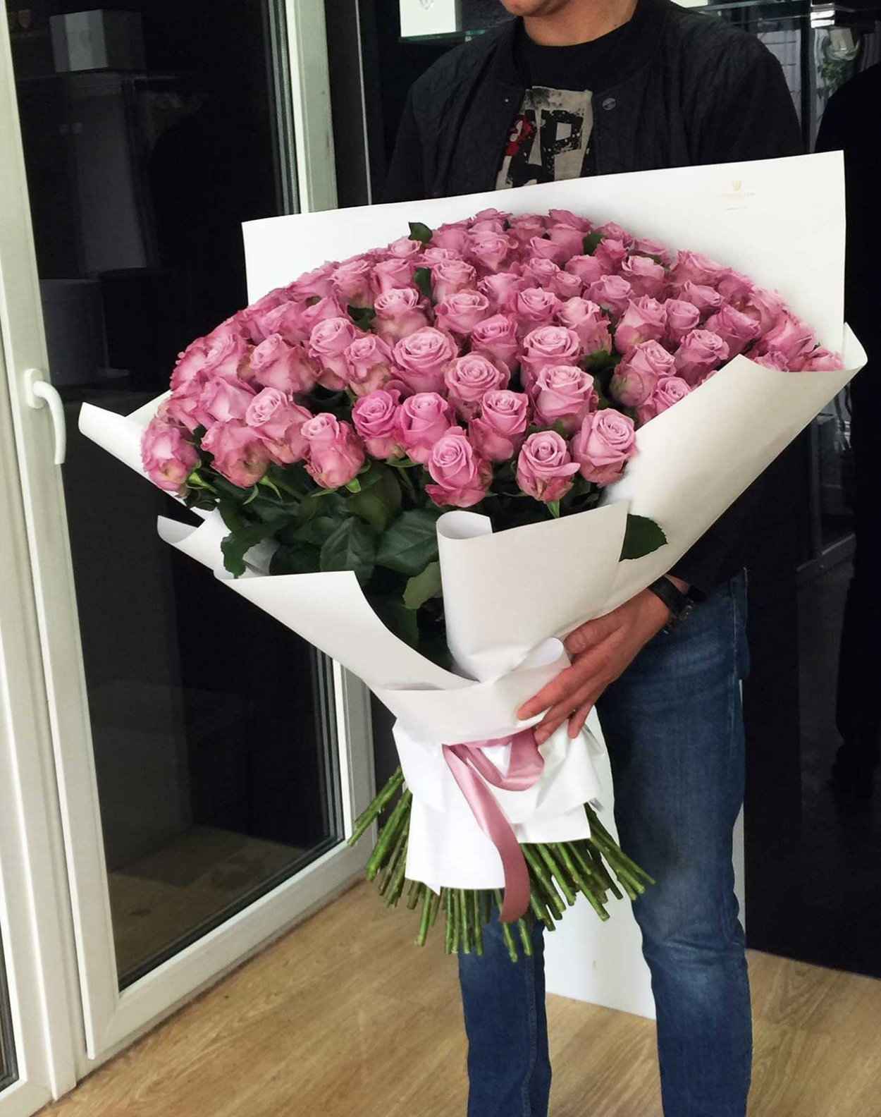 Большой букет цветов в руках