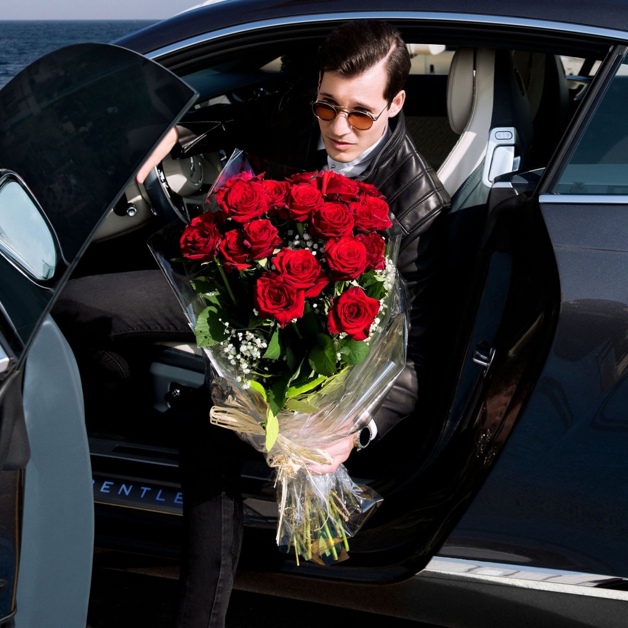 Парень с большим букетом