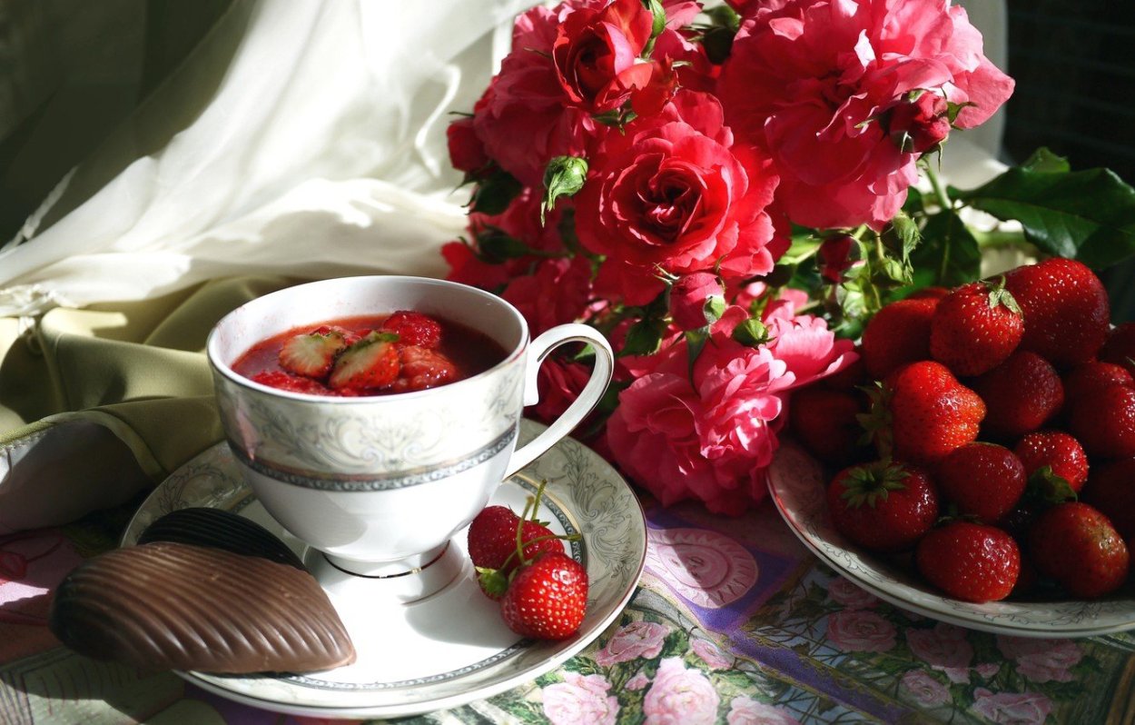 Чашка чая с клубникой