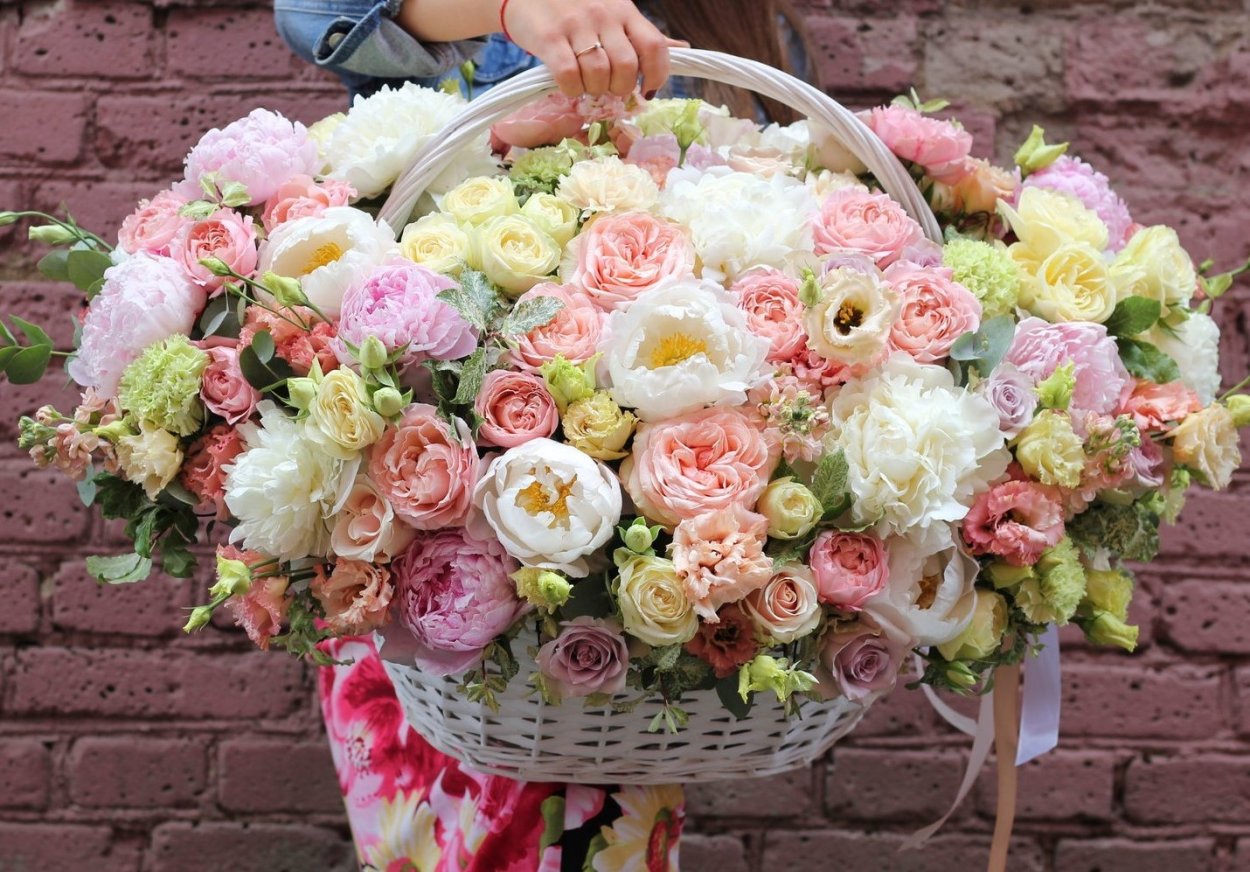 Корзина с пионовидными розами