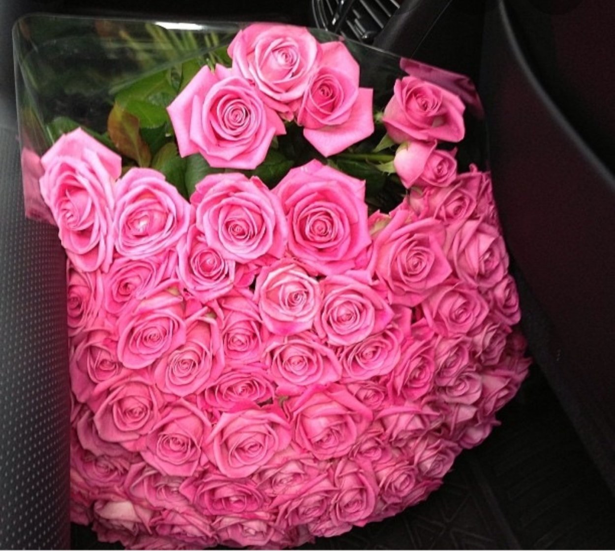 Розовые розы в машине