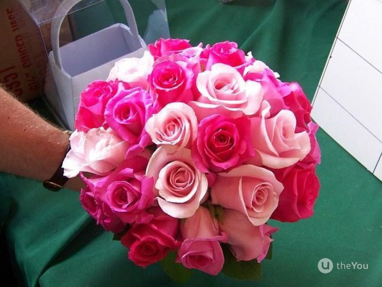 Букет из роз цвета фуксии