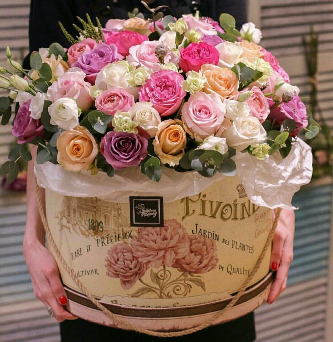 Funning flowers. С днём рождения цветы в коробке. Стильные цветы с днем рождения. Красивые цветы в коробке с днем рождения. Букет цветов в коробке с днем рождения.