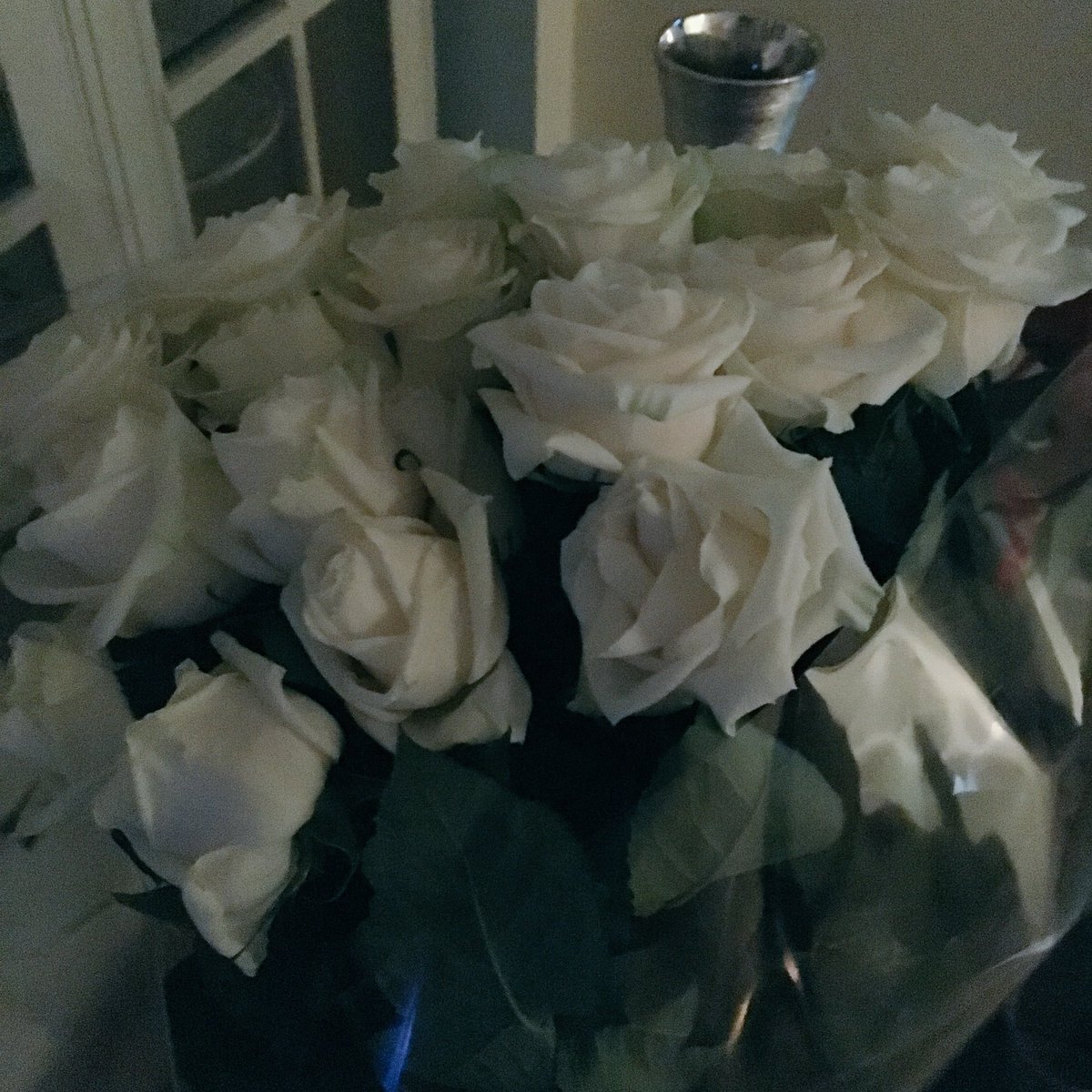 Белый букет роз