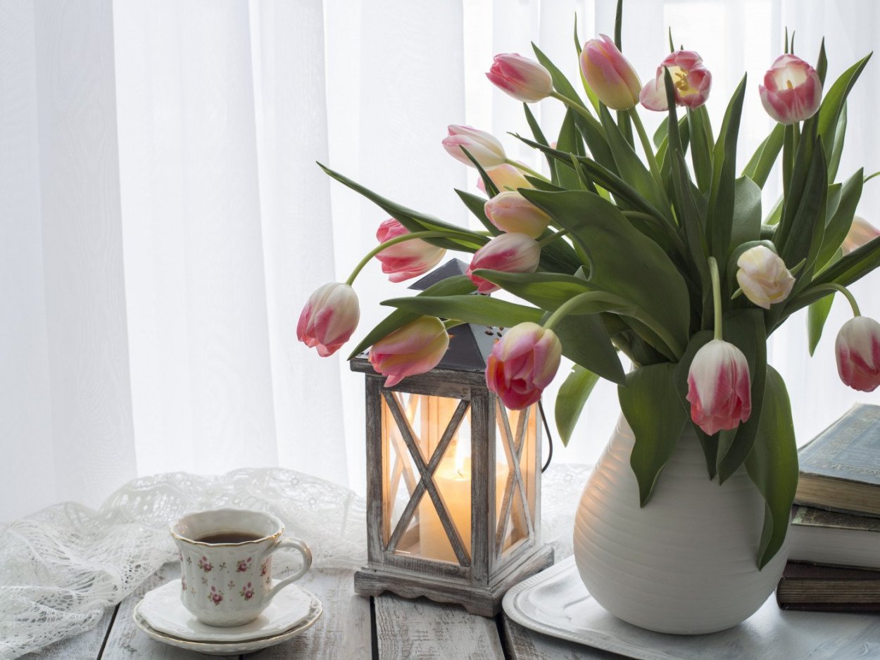 Тюльпаны в вазе на столе