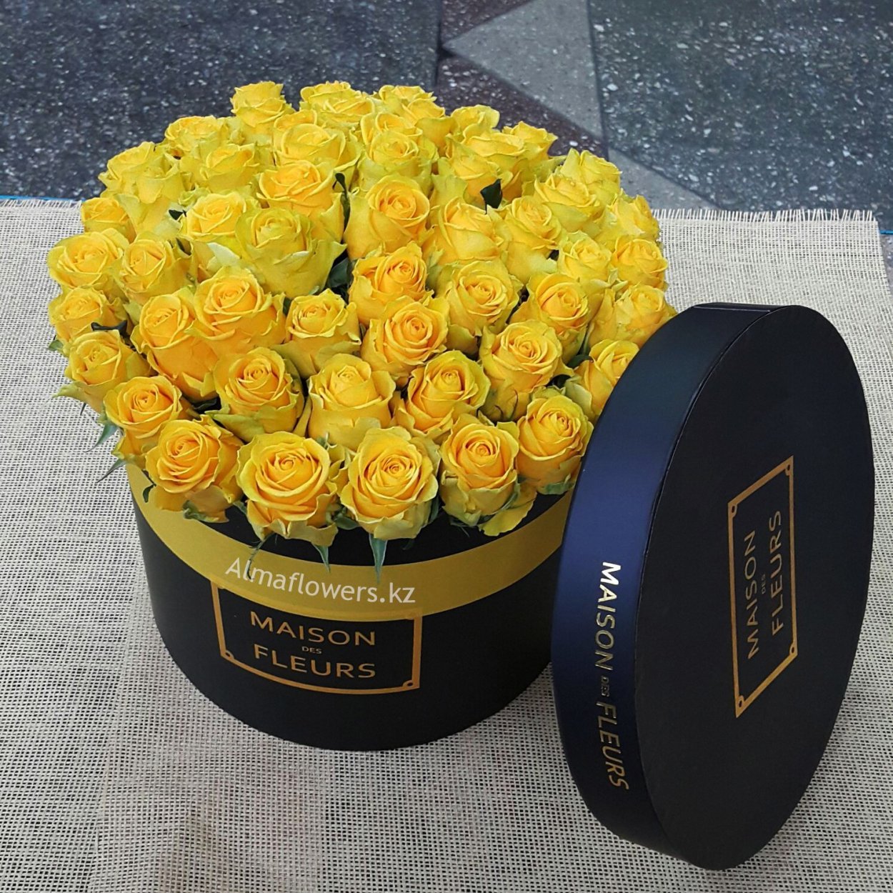 Черная коробка с цветами