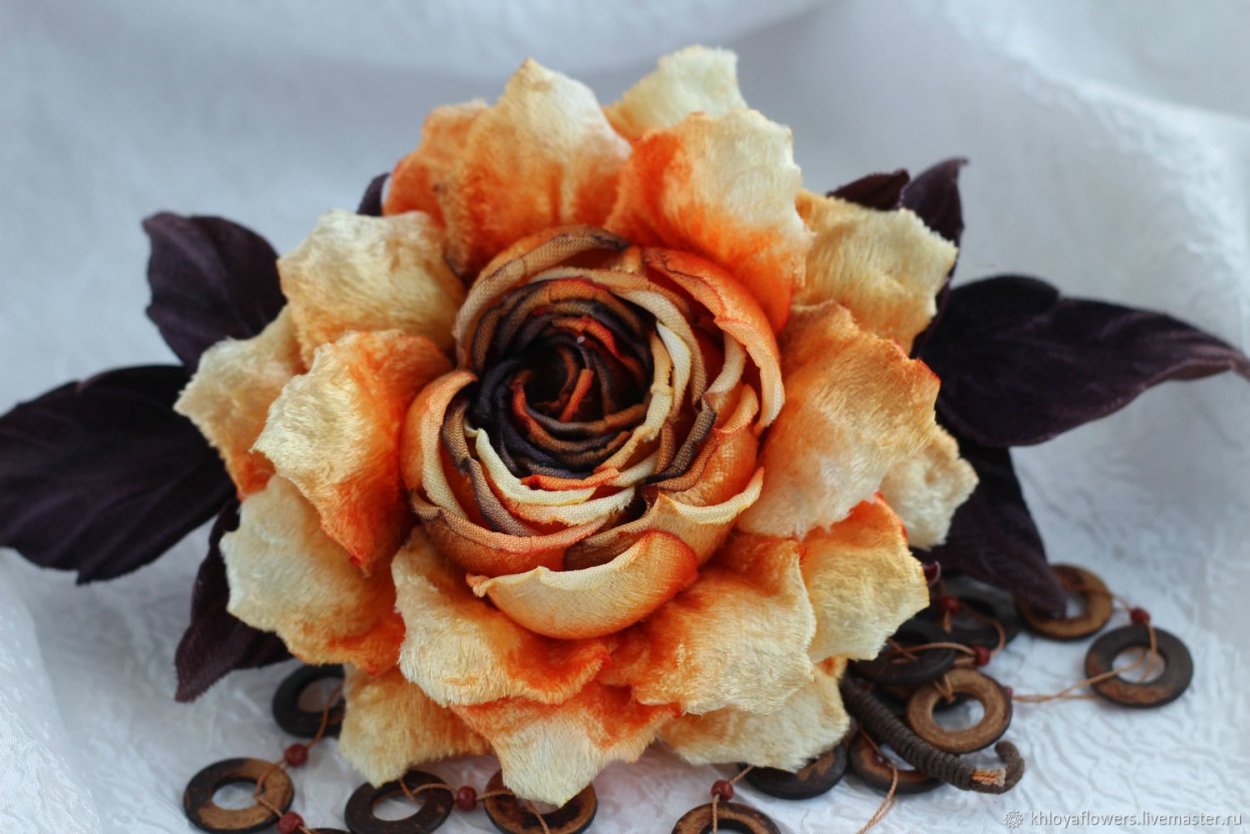 Бархатный цветок с брошью