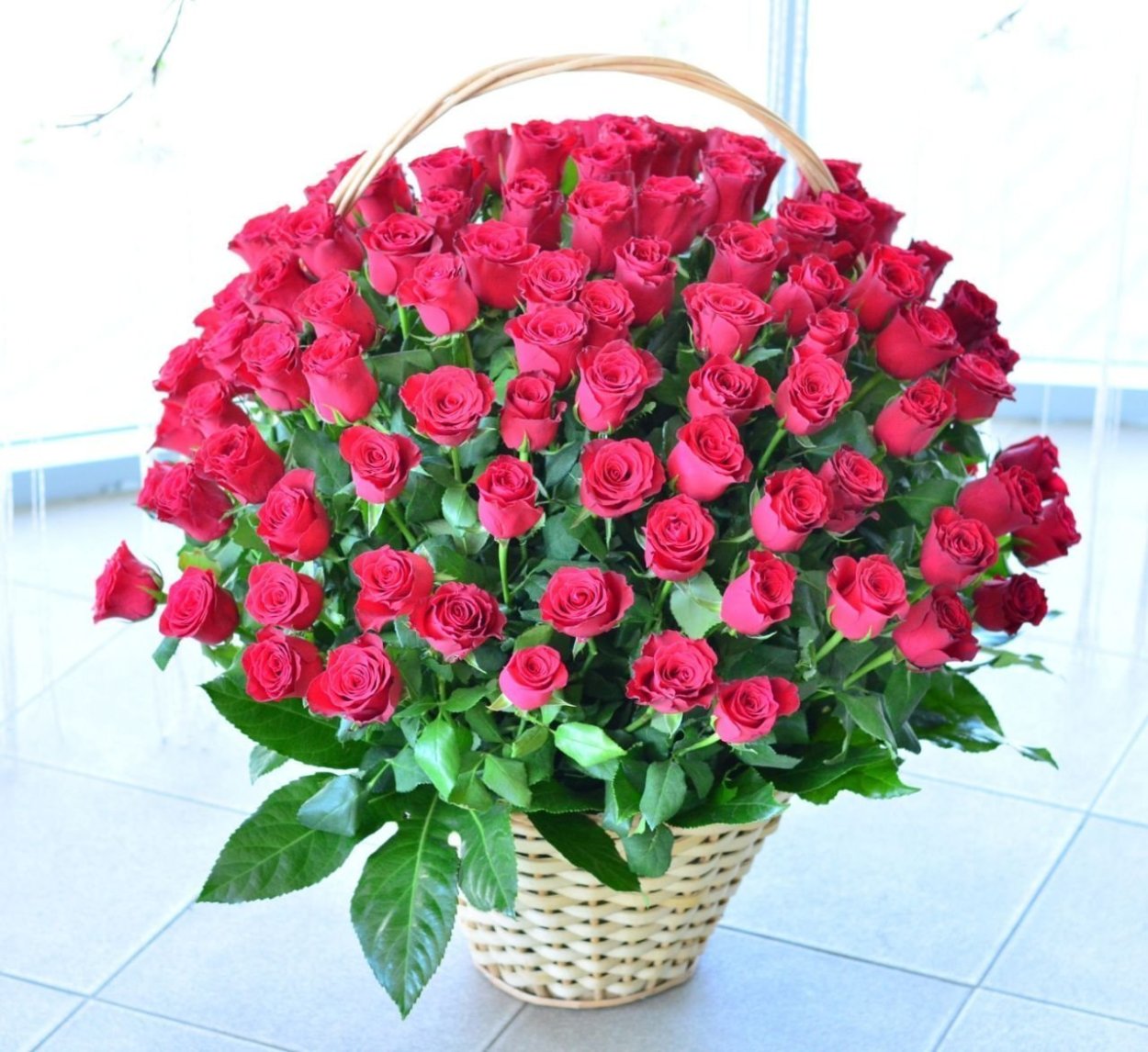 Шикарная корзина роз