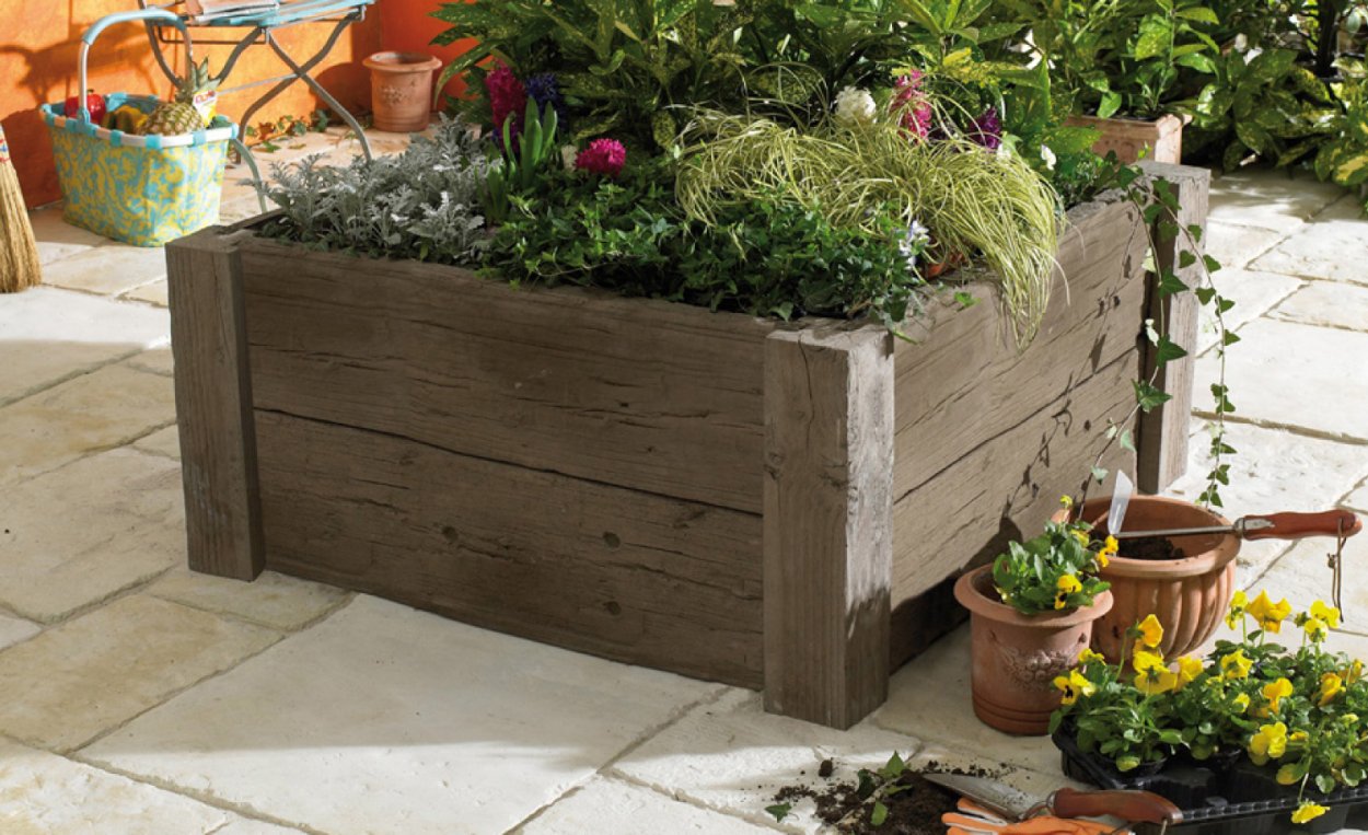 Уличные цветники из дерева