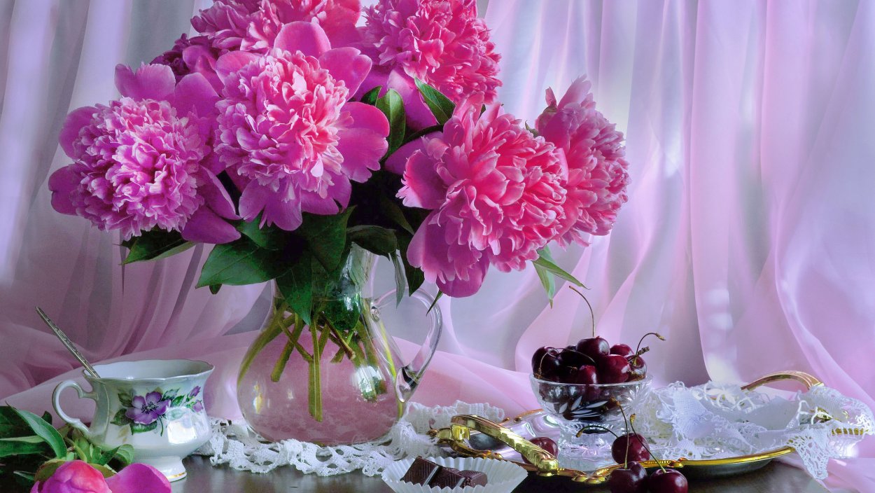 Пионы в вазе