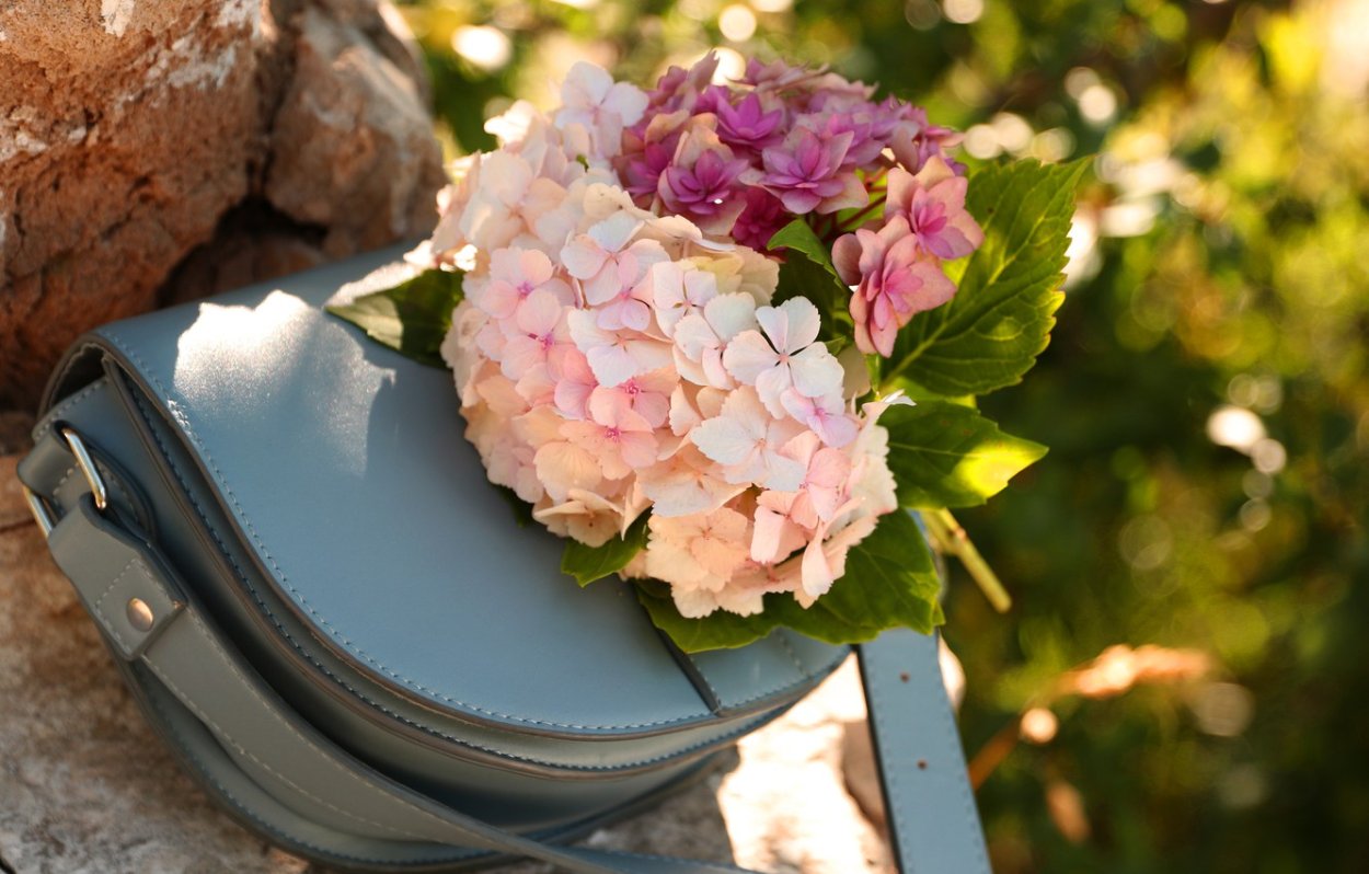 Цветы в сумках в саду