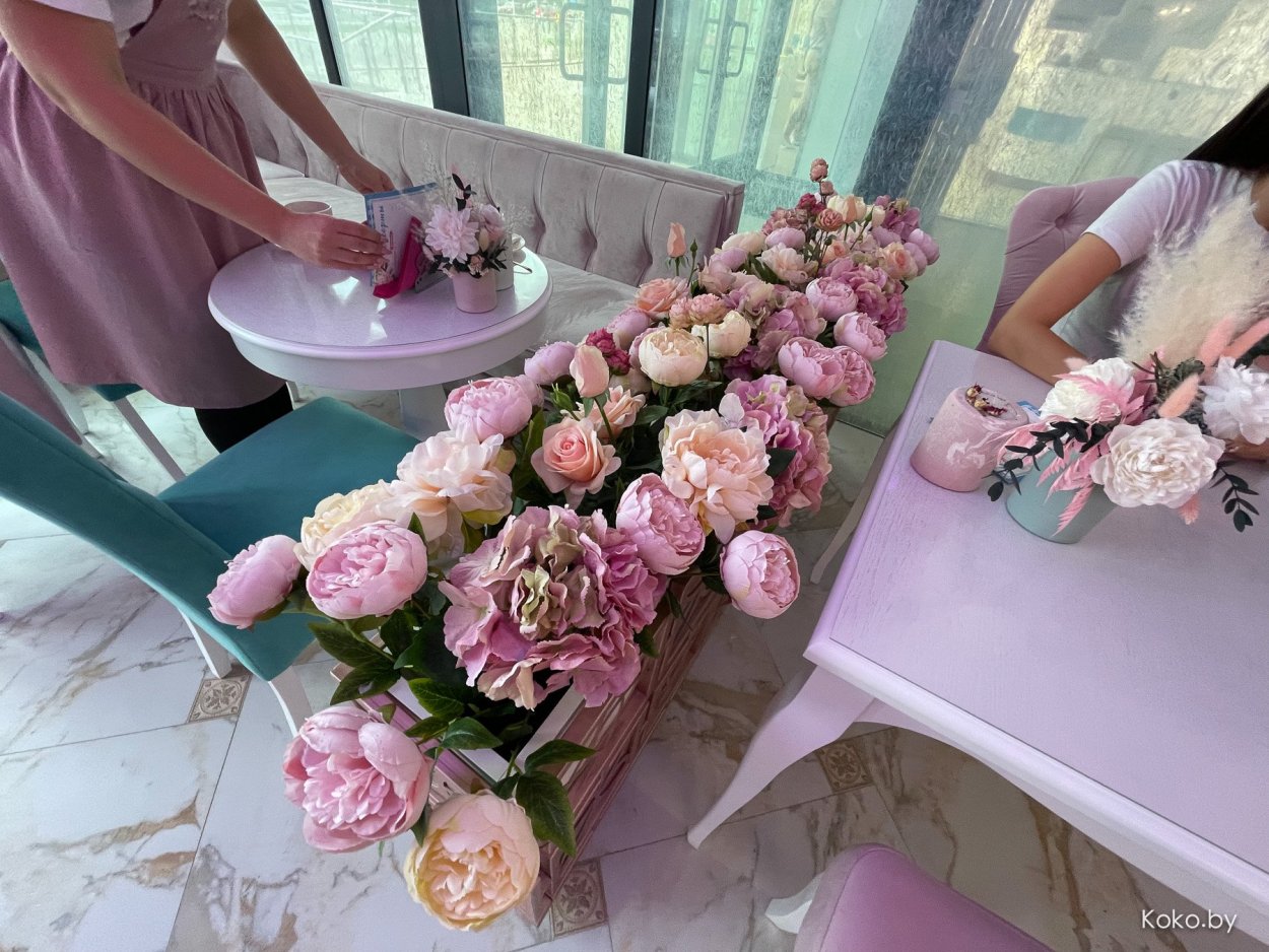 Пионы в кафе на улице