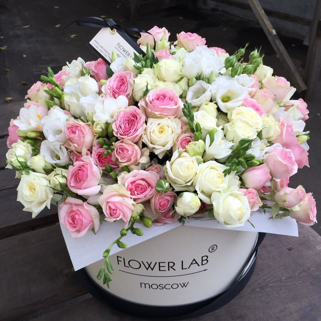 Красивый букет цветов в коробке