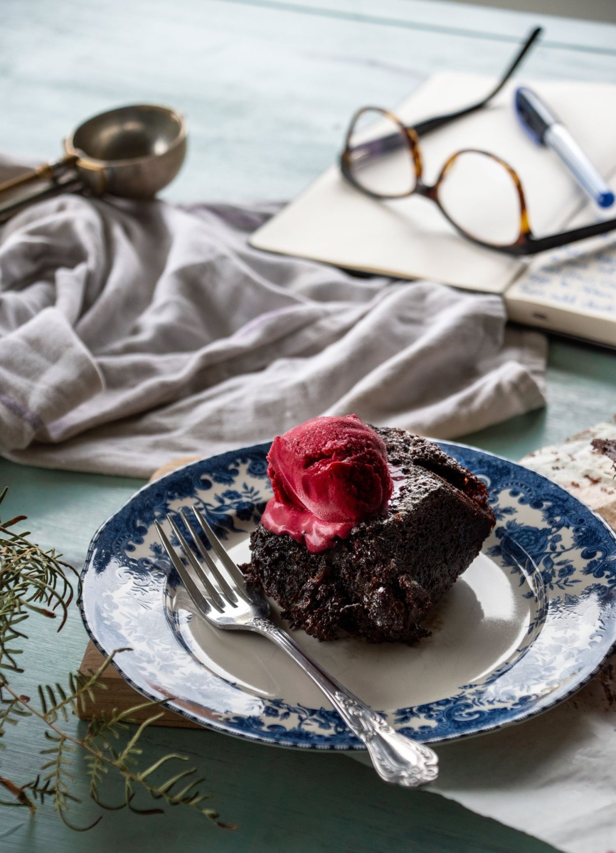 Брауни с шоколадным муссом и ягодным соусом, декор из изомальта