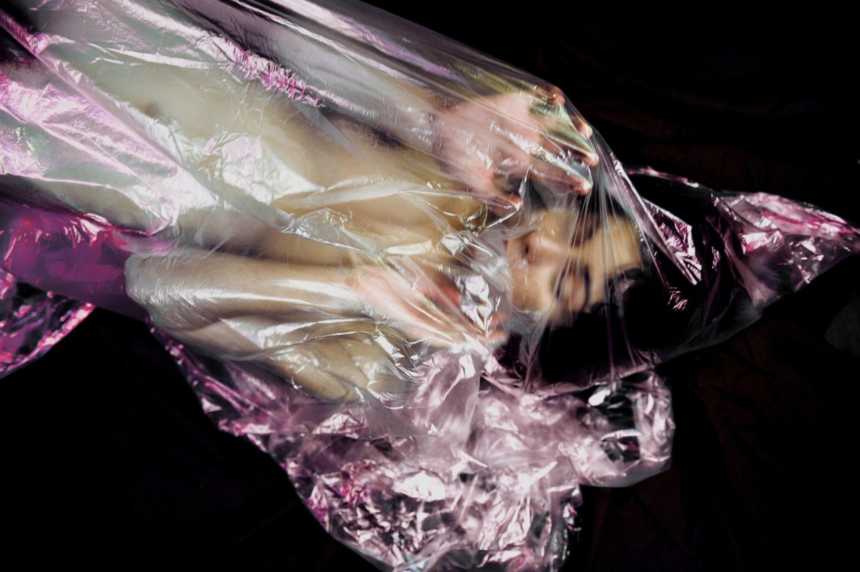 Роза в целлофане