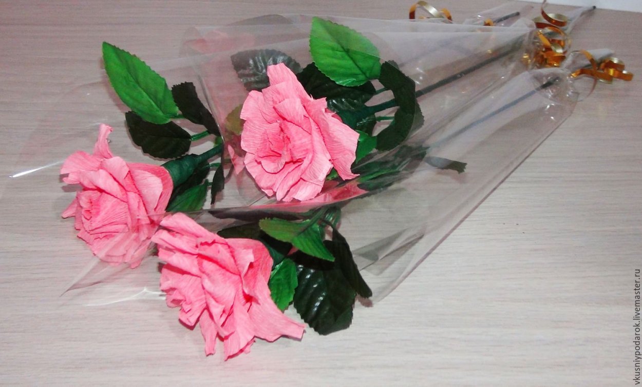 Роза в целлофане одна