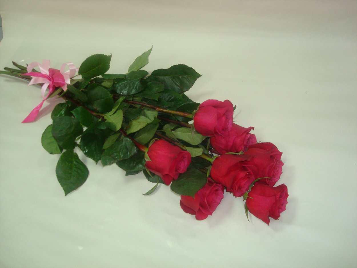 Семь роз в букете